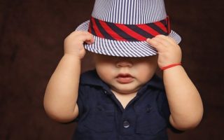do newborns need to wear hats