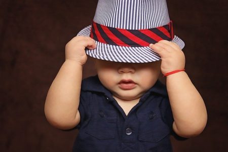 do newborns need to wear hats